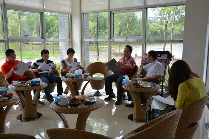 校外专家们正在认真地审查人才培养方案-800