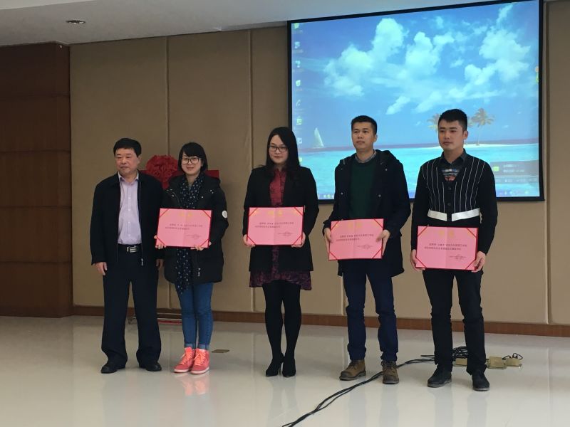 颁发副会长、秘书长聘书-800