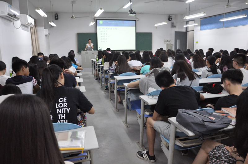 新生入学教育大会现场-800