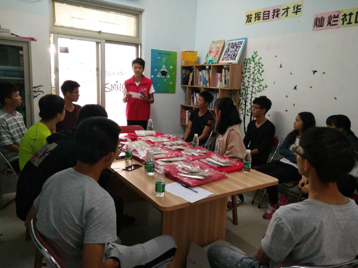 活动开始前对志愿者进行培训