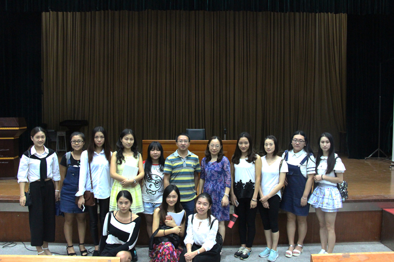 领导、老师和同学们合影留念-800