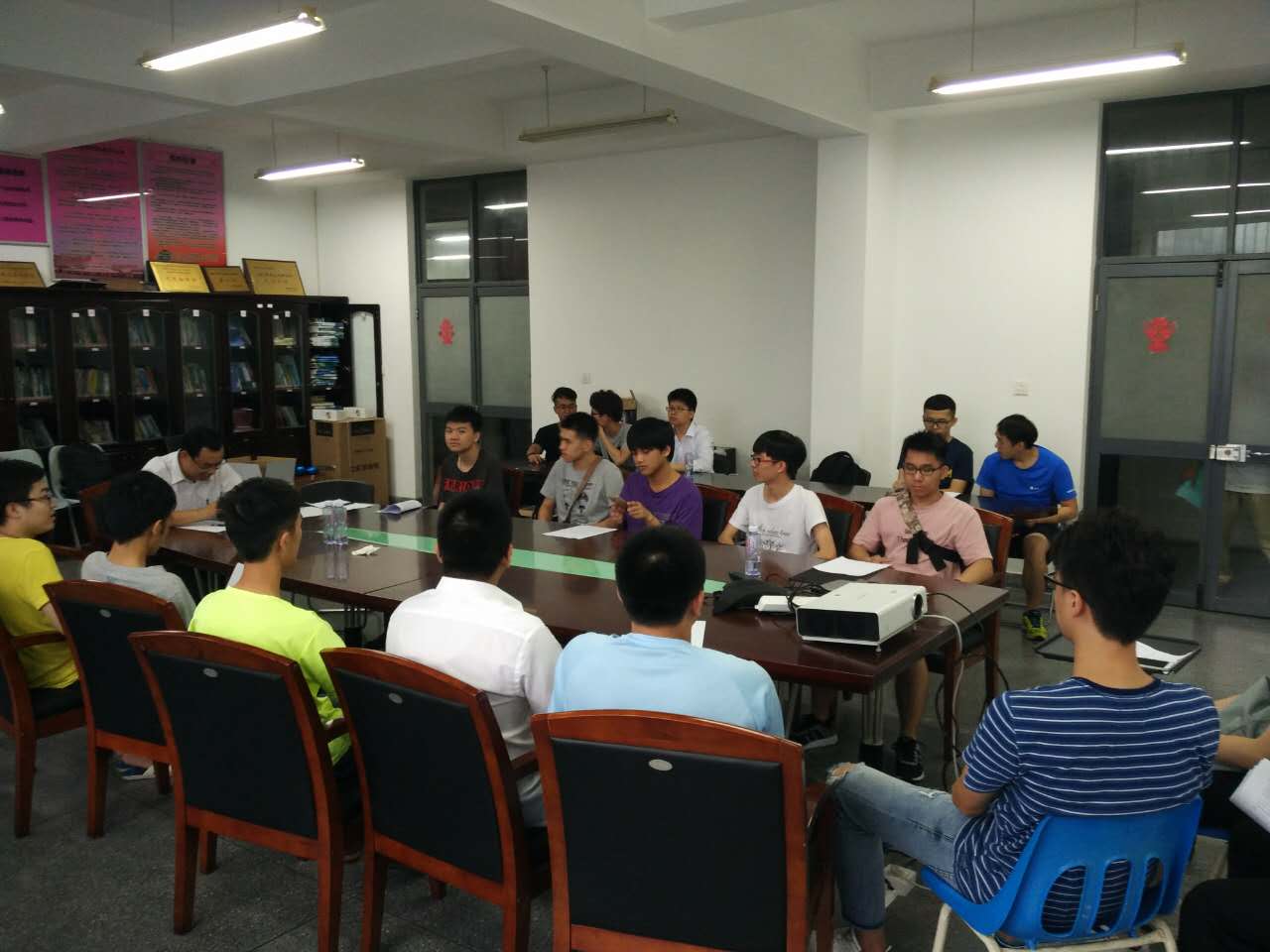 电气及自动化系系主任任斌教授主持毕业生座谈会