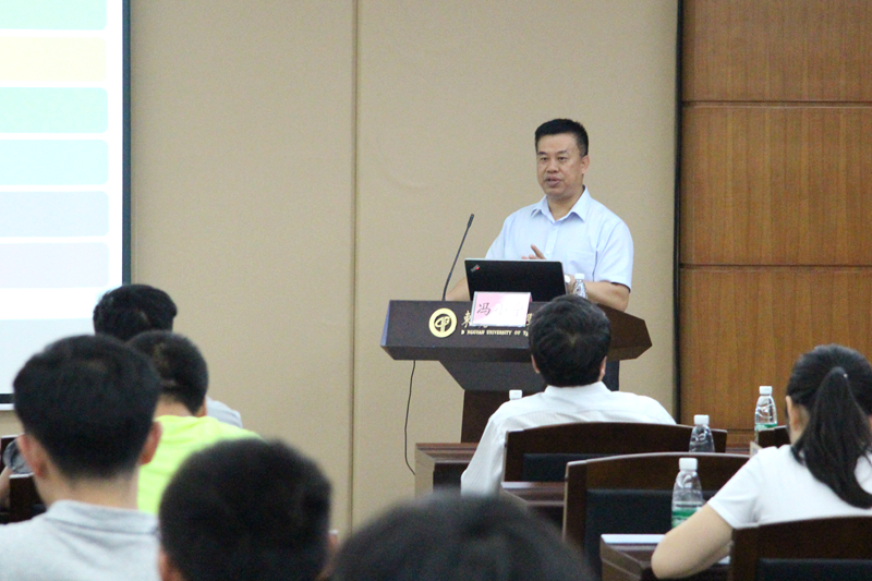 冯小宁部长为我校学工人员解析新版《普通高等学校学生管理规定》。