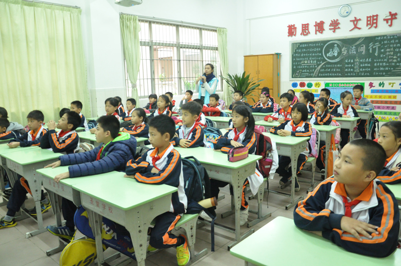 小学生们认真聆听-800