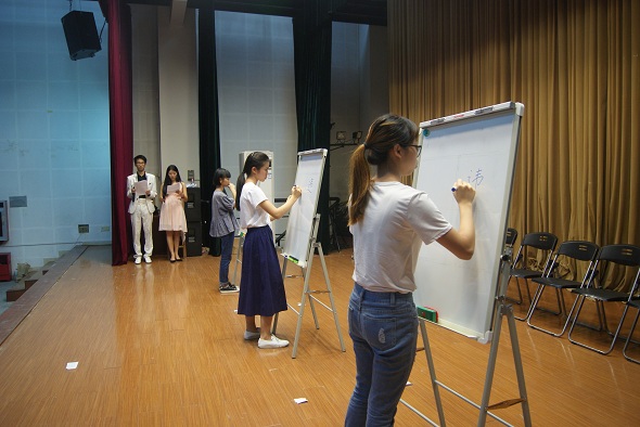 选手们正在书写答题