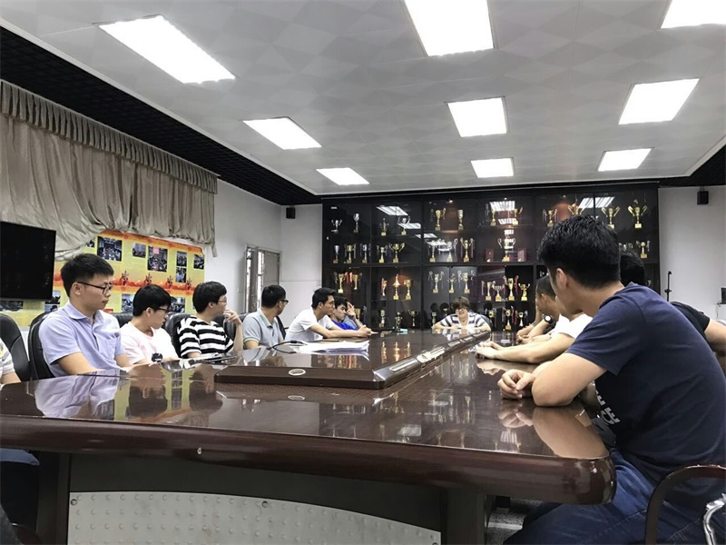 13体育班教育教学大讨论主题班会