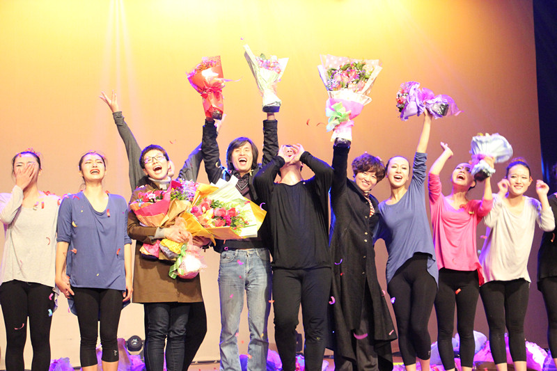 师生们一起高呼“我们不散！”