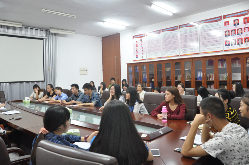 同学们踊跃发言-800